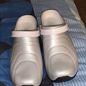 UNTOUCHED CLOGS